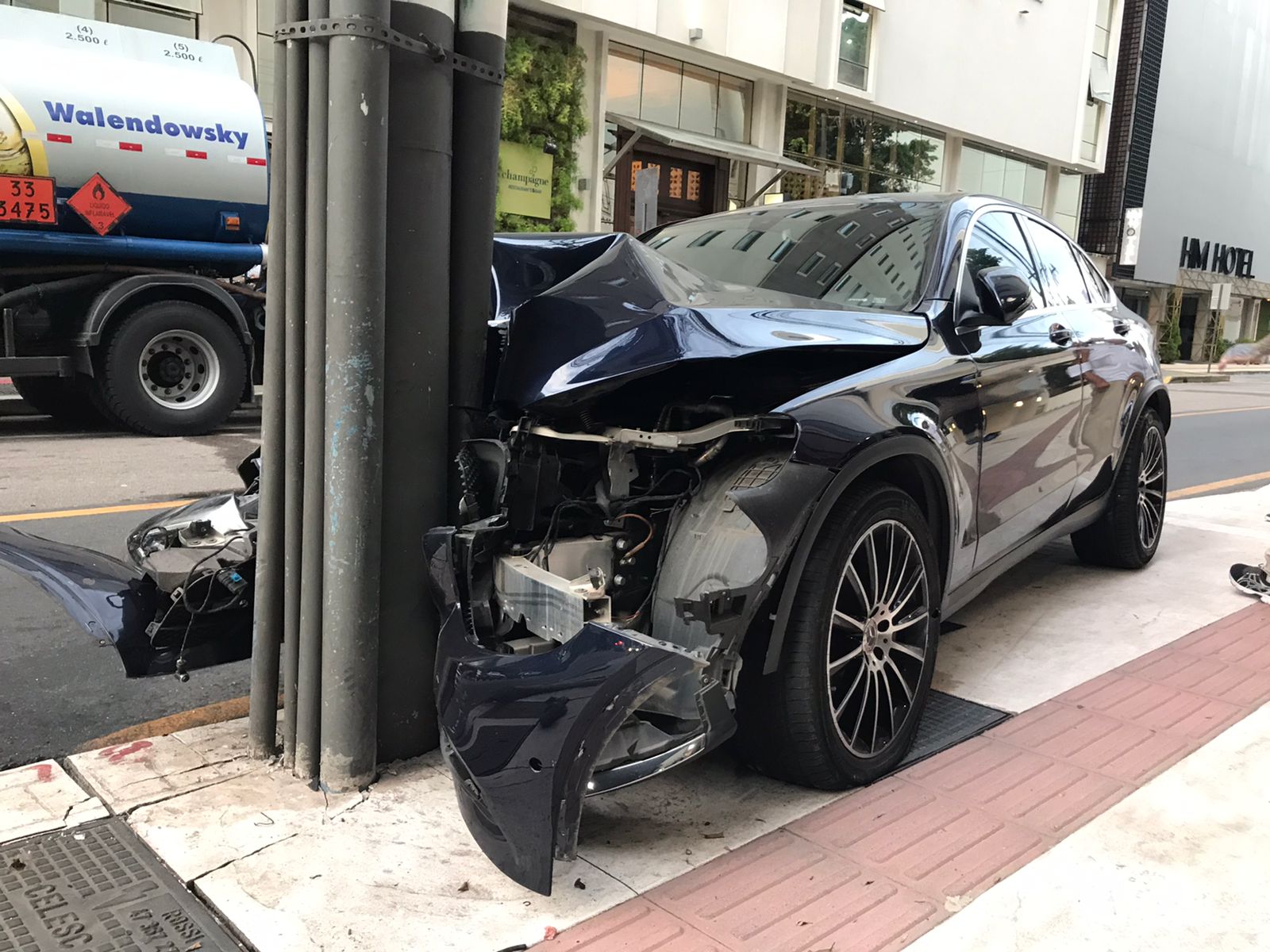 ACIDENTE motorista foge após bater carro de luxo em BC