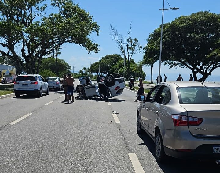 AGORA Carro capota na Beira Mar Norte, em Florianópolis