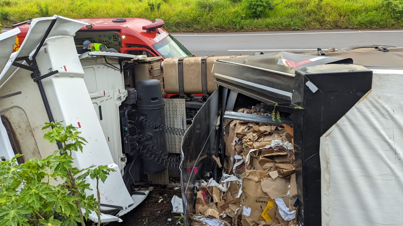 Caminhoneiro fica ferido após veículo tombar em Quilombo