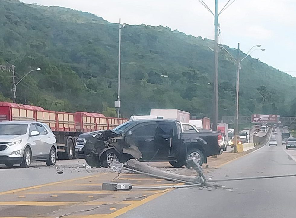 Caminhonete bate em poste e deixa trânsito lento na BR-101, em Biguaçu