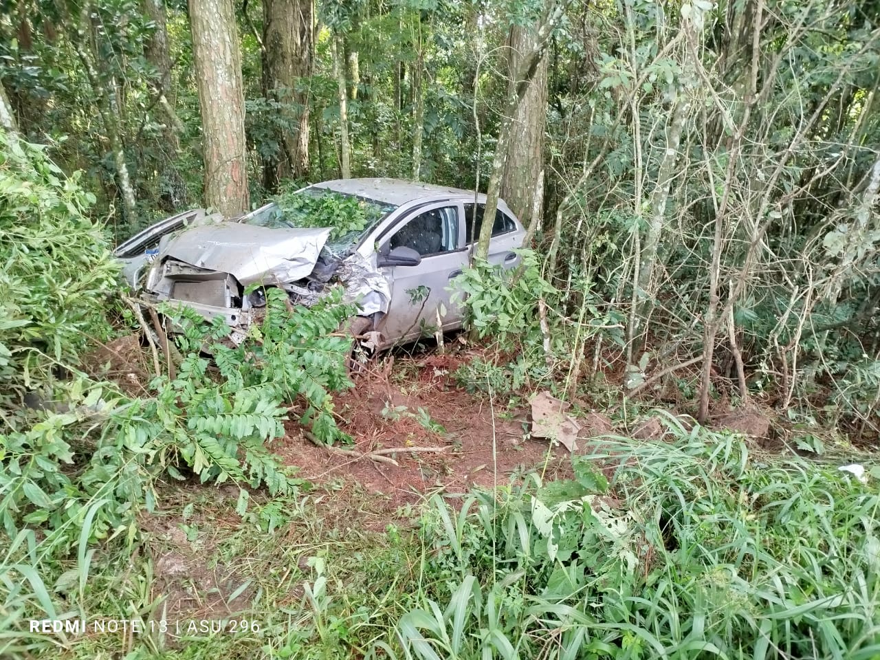 Carro colide contra árvore e motorista fica ferido em Maravilha