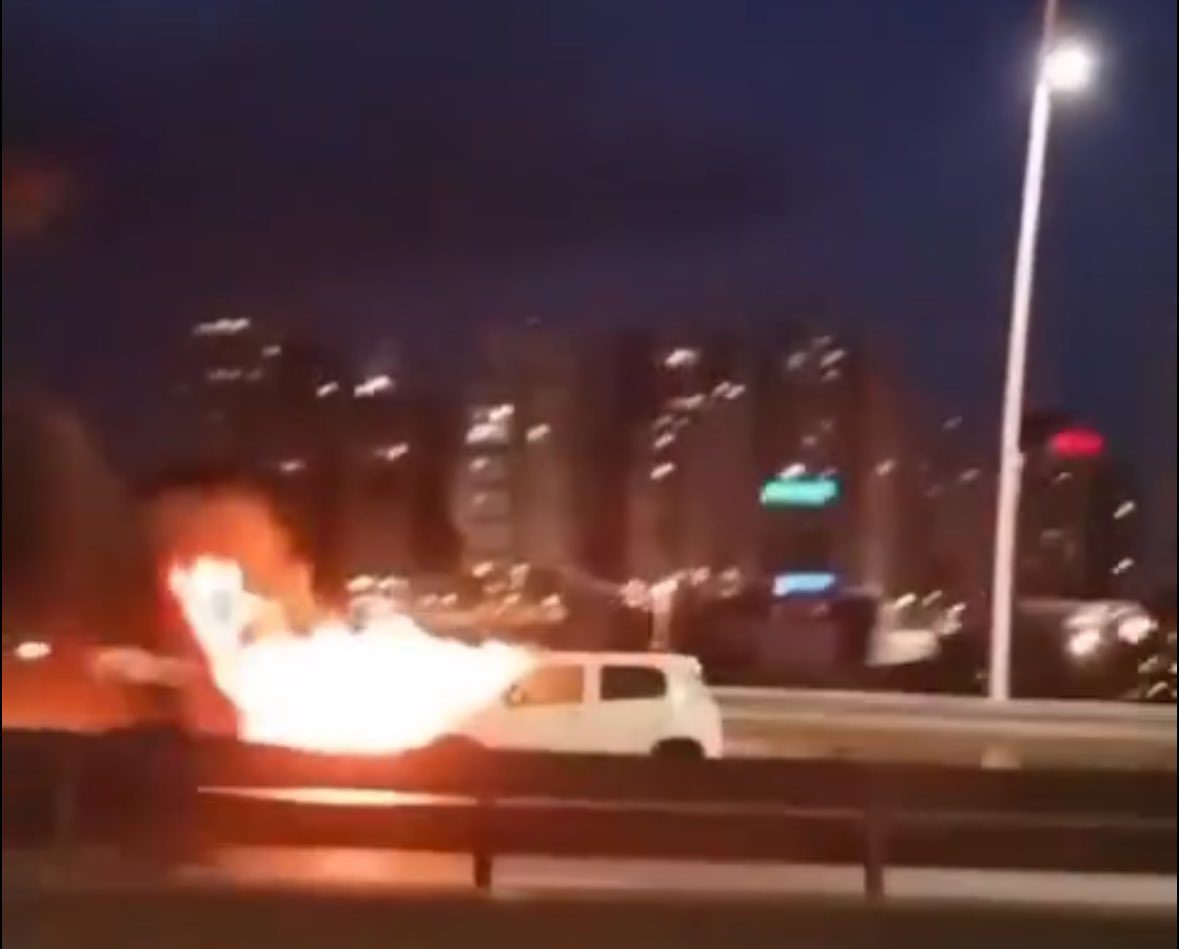 Carro pega fogo e bloqueia parcialmente ponte em Florianópolis