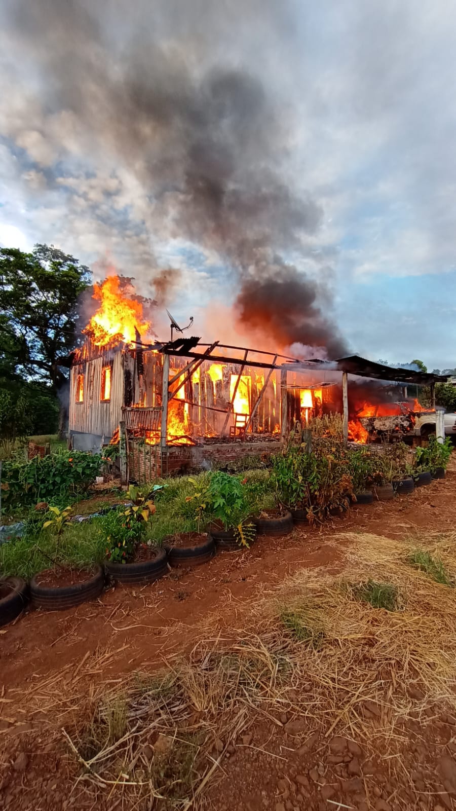 Casa de madeira é destruída por incêndio no Extremo-Oeste de SC