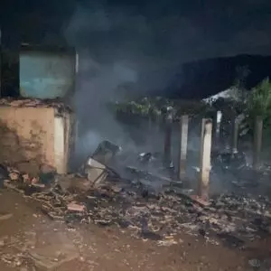 Casa é tomada pelo fogo durante incêndio no Oeste de SC