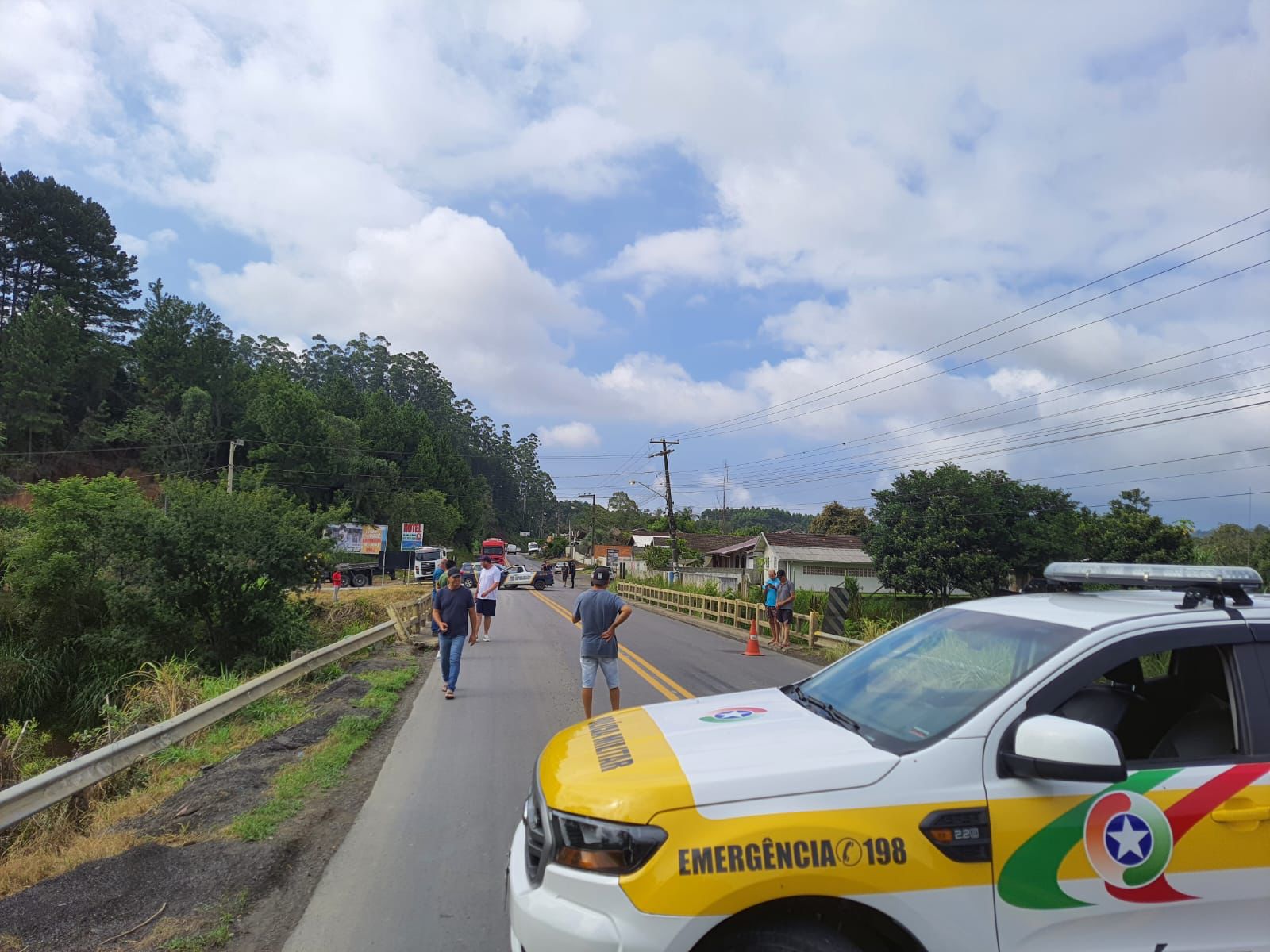 Danos em estrutura de ponte interrompe trânsito na BR-350, em Ituporanga