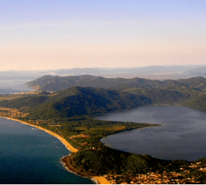 Descubra a maior lagoa de água doce da costa de SC, a Lagoa do Peri