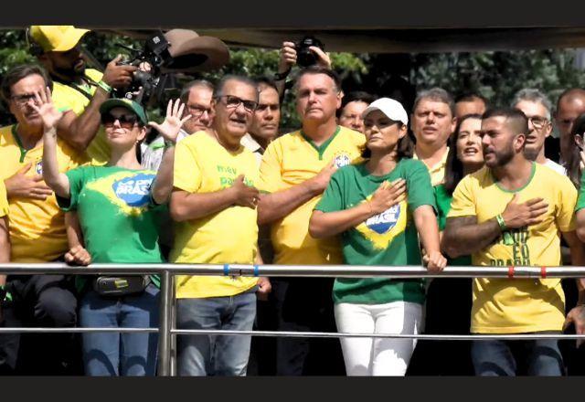 Em discurso durante manifestação, Bolsonaro diz que é perseguido pela oposição