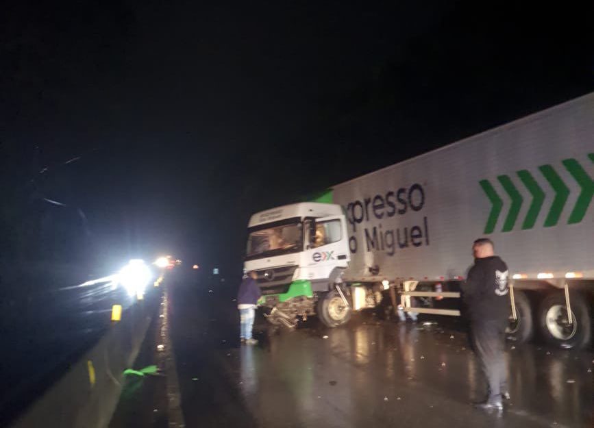 Acidente com carreta causa fila de mais de 10 KM no Morro dos Cavalos