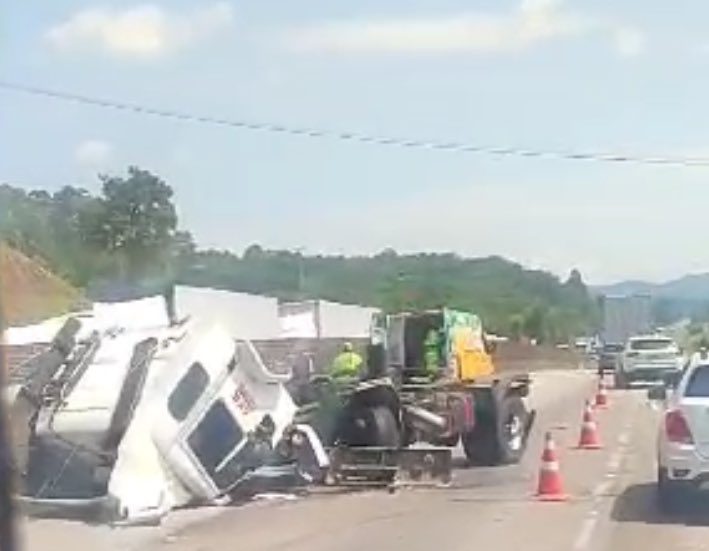 Grave acidente com caminhão deixa trânsito lento na BR-101, em Biguaçu