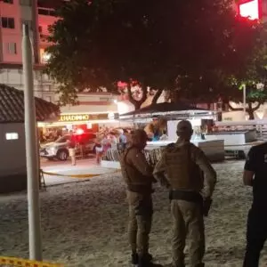 Homem atira contra a ex e depois tenta tirar a própria vida na orla da principal avenida de Balneário Camboriú