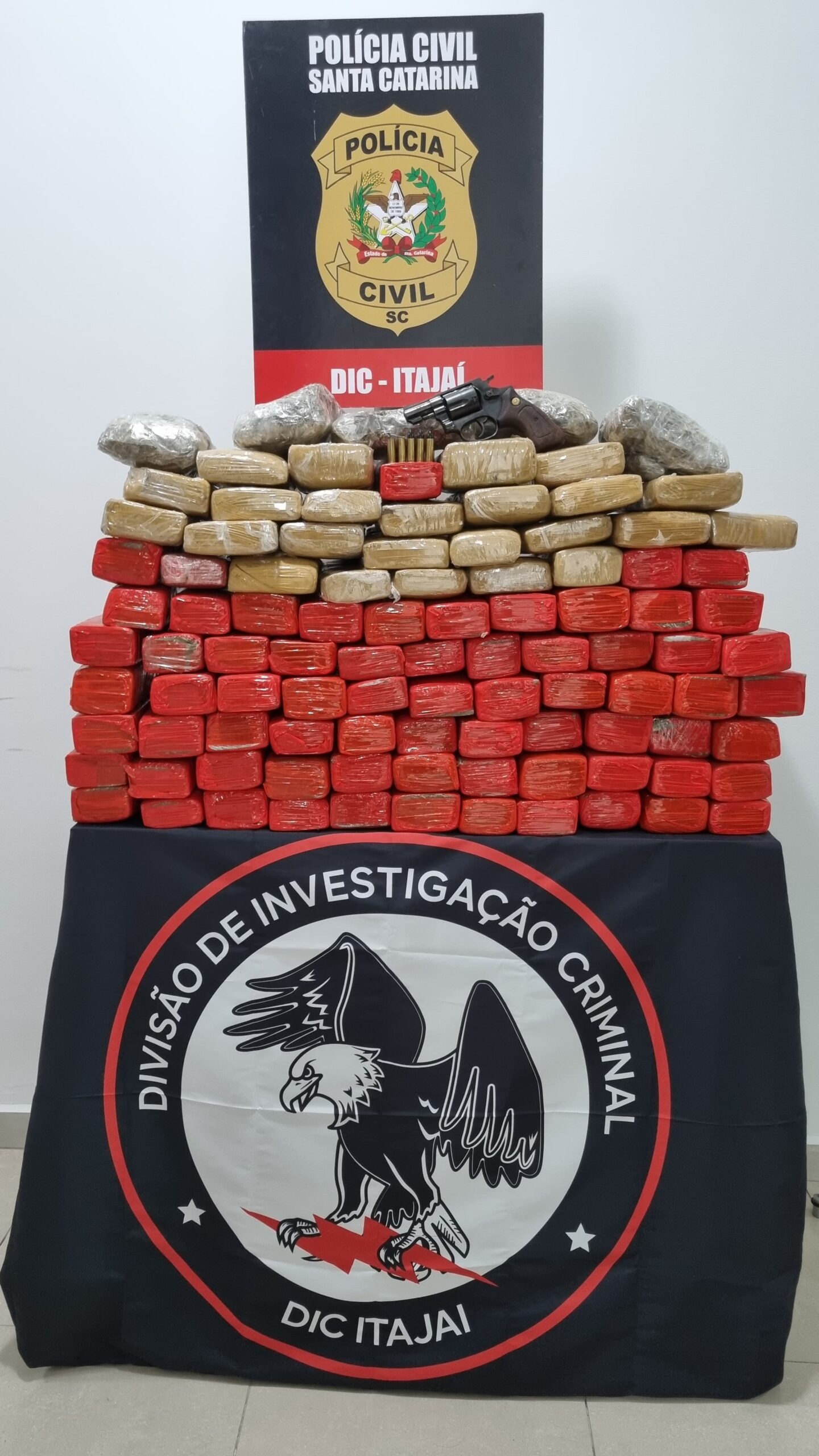 Homem é preso com 100 kg de maconha e arma de fogo em Itajaí