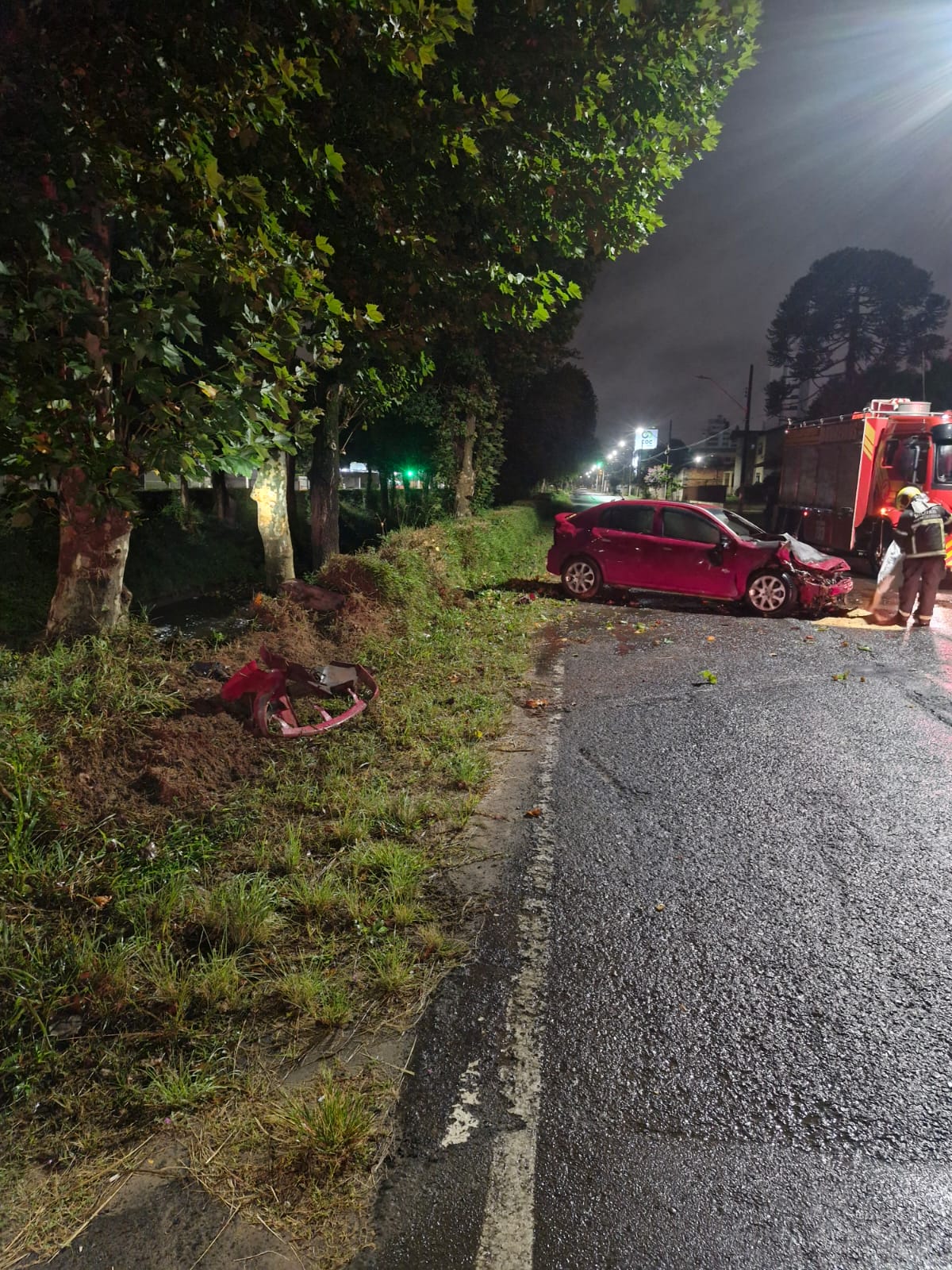 Jovem de 24 anos fica ferido após carro bater em árvore e pegar fogo em Lages