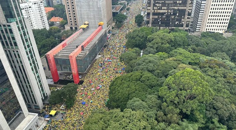 João Rodrigues causa frisson na Paulista com ligação ao vivo de Bolsonaro; assista ao vídeo