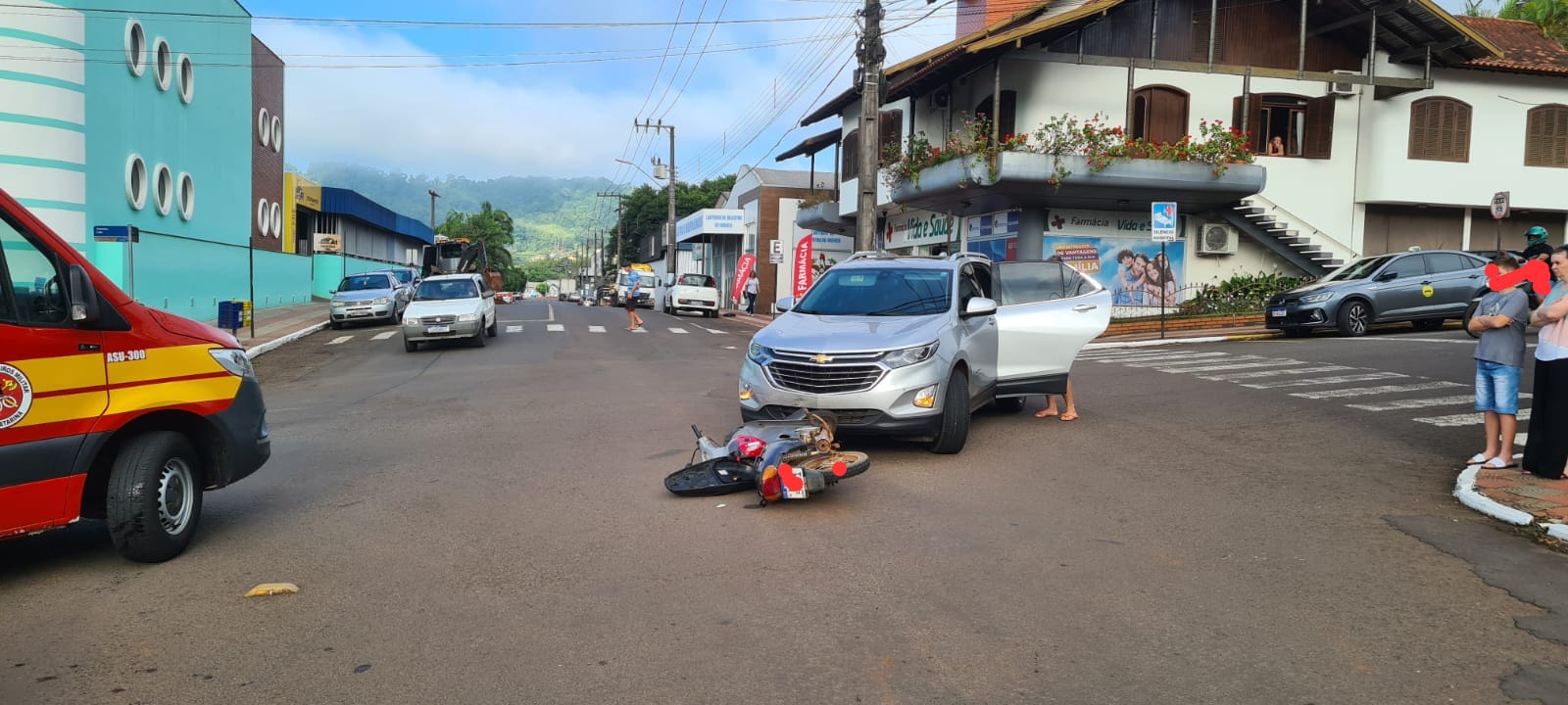 Colisão entre carro e moto deixa vítima ferida em Mondaí