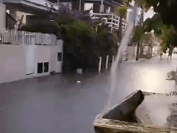 Com forte chuva, Norte de Florianópolis tem rua alagada