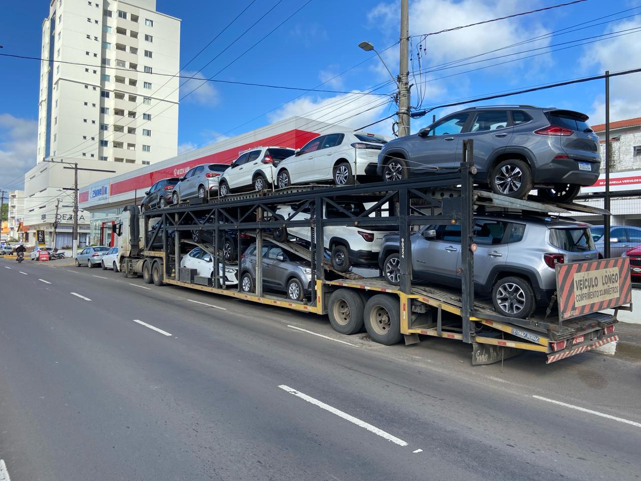 Motorista de carreta leva choque ao tentar levantar fios de energia em Lages