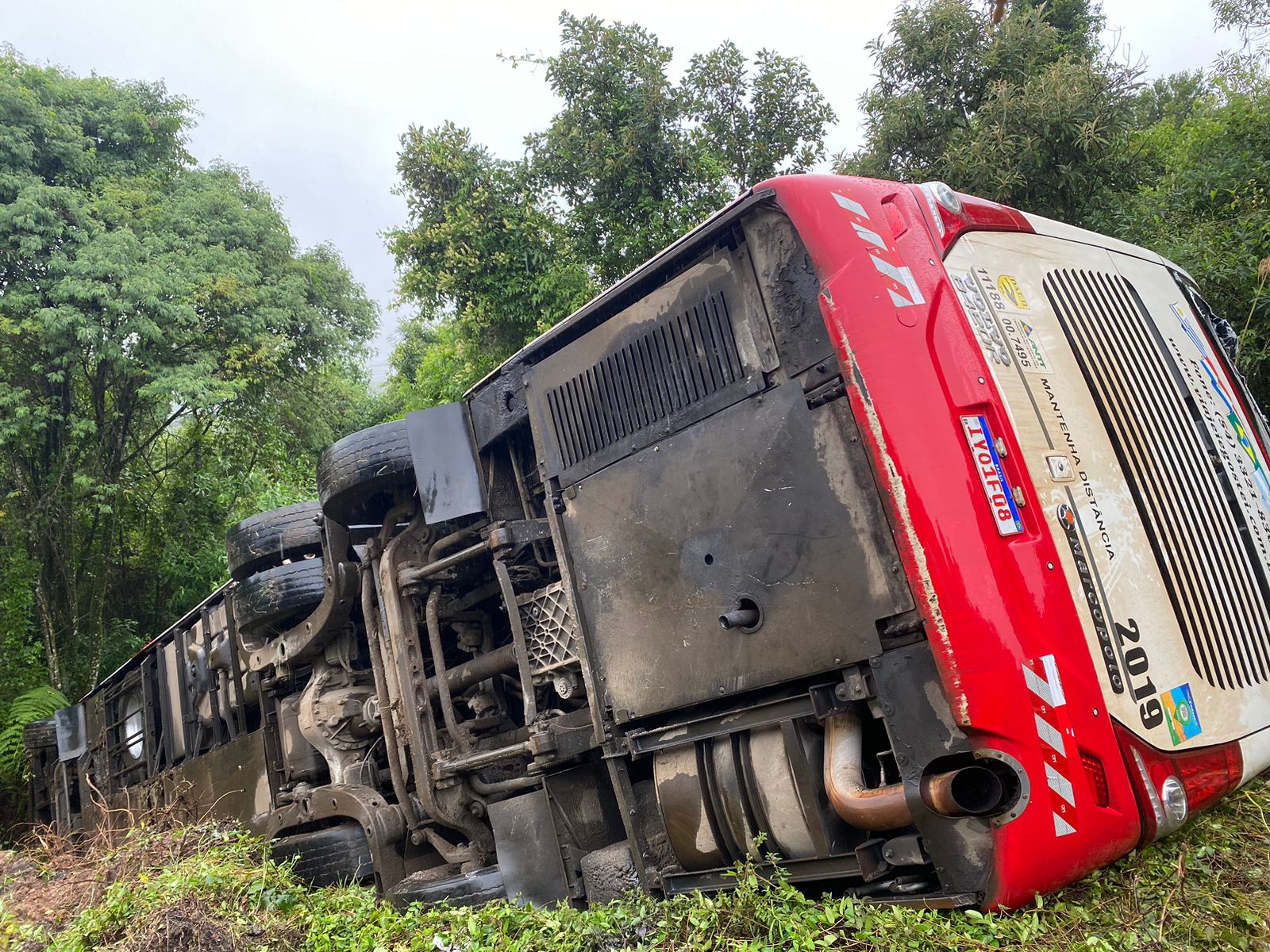 Ônibus com 39 pessoas tomba e deixa 15 feridos na BR-282 em Lages