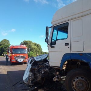 Acidente na BR-282 mata um homem e destrói carro | Foto: Corpo de Bombeiros