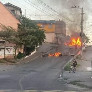 Imagens impressionantes mostram o incêndio na Chico Mendes que bloqueou via na Capital | Foto: Ricardo Pastrana / GMF / Reprodução 