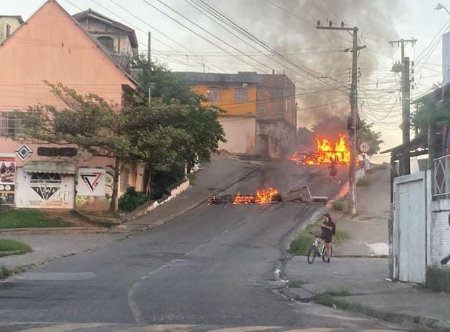 Imagens impressionantes mostram o incêndio na Chico Mendes que bloqueou via na Capital | Foto: Ricardo Pastrana / GMF / Reprodução 