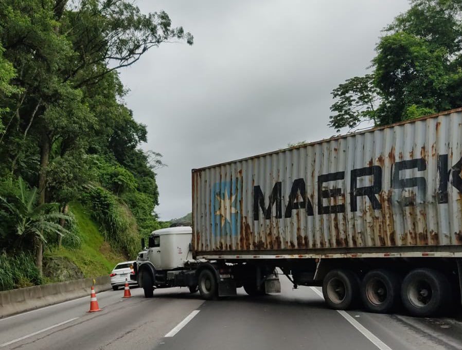 Caminhão com problemas mecânicos deixa trânsito lento na BR-101, em Palhoça