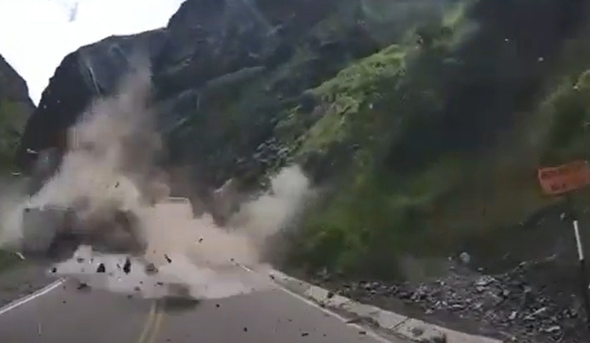 Pedras gigantes se desprendem e esmagam caminhões no Peru