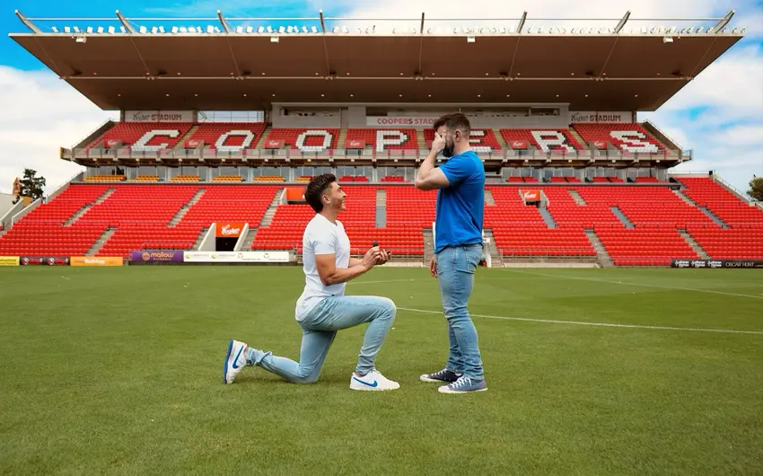 Josh Cavallo pede namorado em casamento no Coopers Stadium (Foto: Reprodução / X)