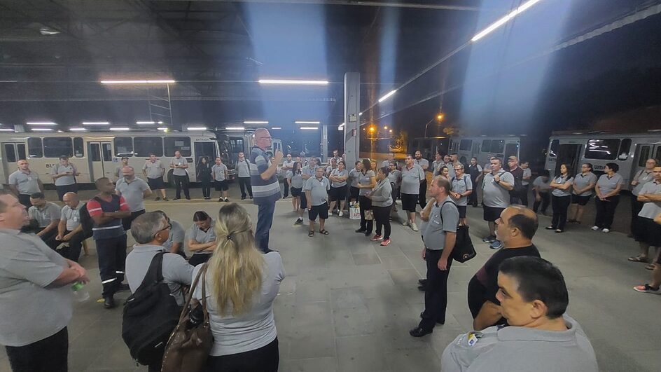 Funcionários do transporte coletivo reunidos após paralisação dos ônibus em Blumenau | Foto: SINDETRASNCOL