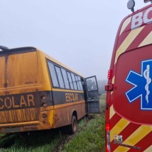 Acidente entre carro e micro-ônibus escolar em Lages deixa mulher em estado grave