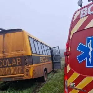 Acidente entre carro e micro-ônibus escolar em Lages deixa mulher em estado grave | Foto: Corpo de Bombeiros