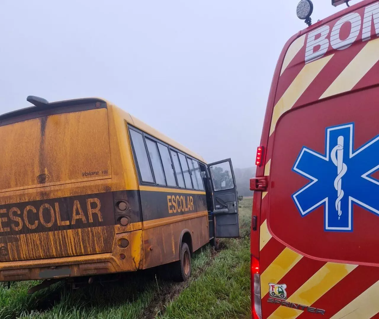 Acidente entre carro e micro-ônibus escolar em Lages deixa mulher em estado grave | Foto: Corpo de Bombeiros