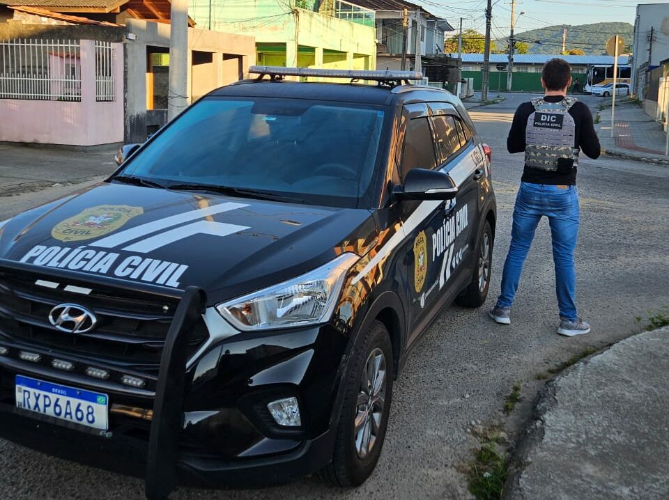 Alunos e ex-alunos são suspeitos de atearem fogo em escola de São José