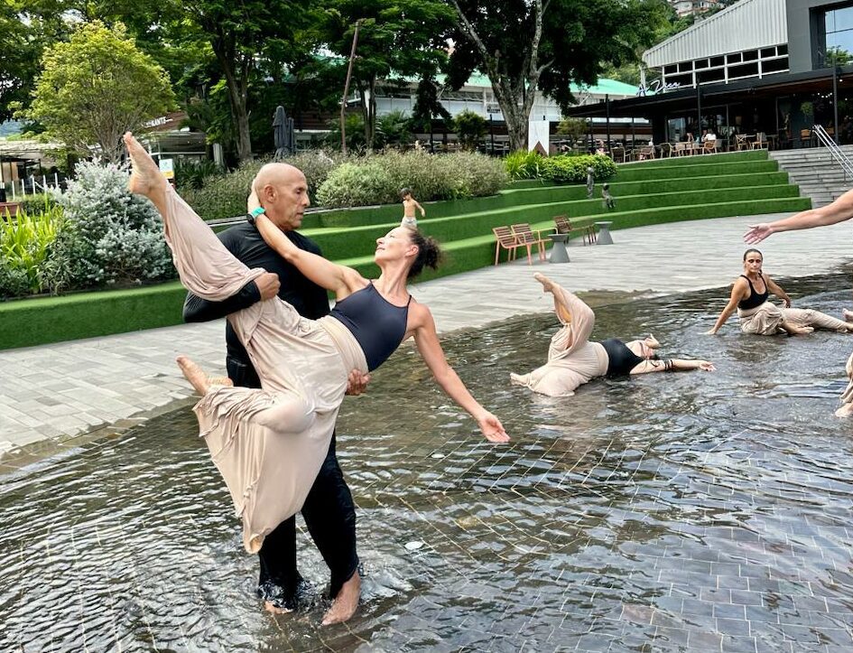 Bailarinos cegos fazem apresentação gratuita durante evento em Florianópolis