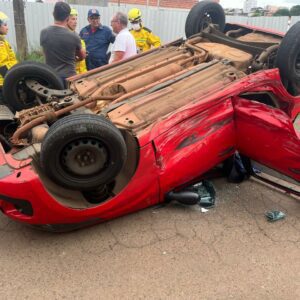 Capotamento de carro em Chapecó deixa dois feridos