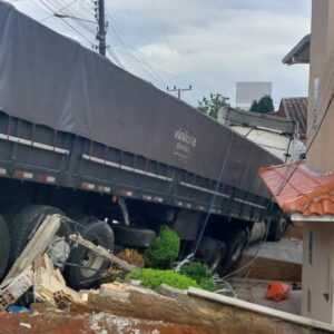 Carreta desgovernada invade terreno e quase ‘atropela’ casa em SC | Foto: Corpo de Bombeiros Militar/Divulgação