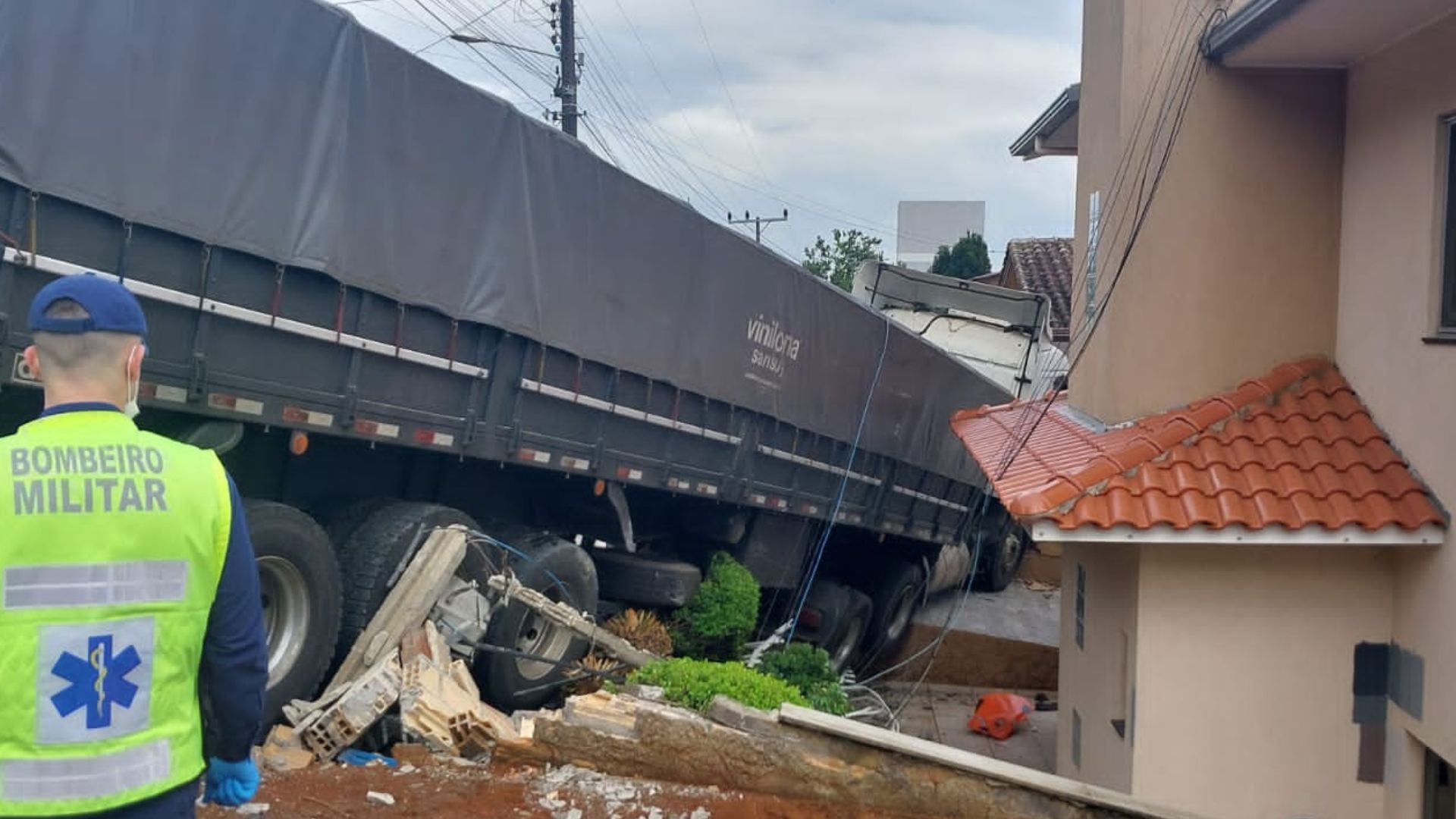 Carreta desgovernada invade terreno e quase ‘atropela’ casa em SC | Foto: Corpo de Bombeiros Militar/Divulgação