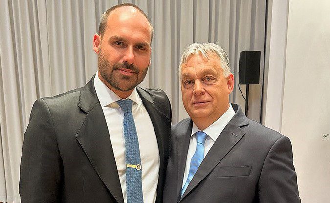 Eduardo Bolsonaro entrega medalha de 'imbrochável' para primeiro-ministro da Hungria 2