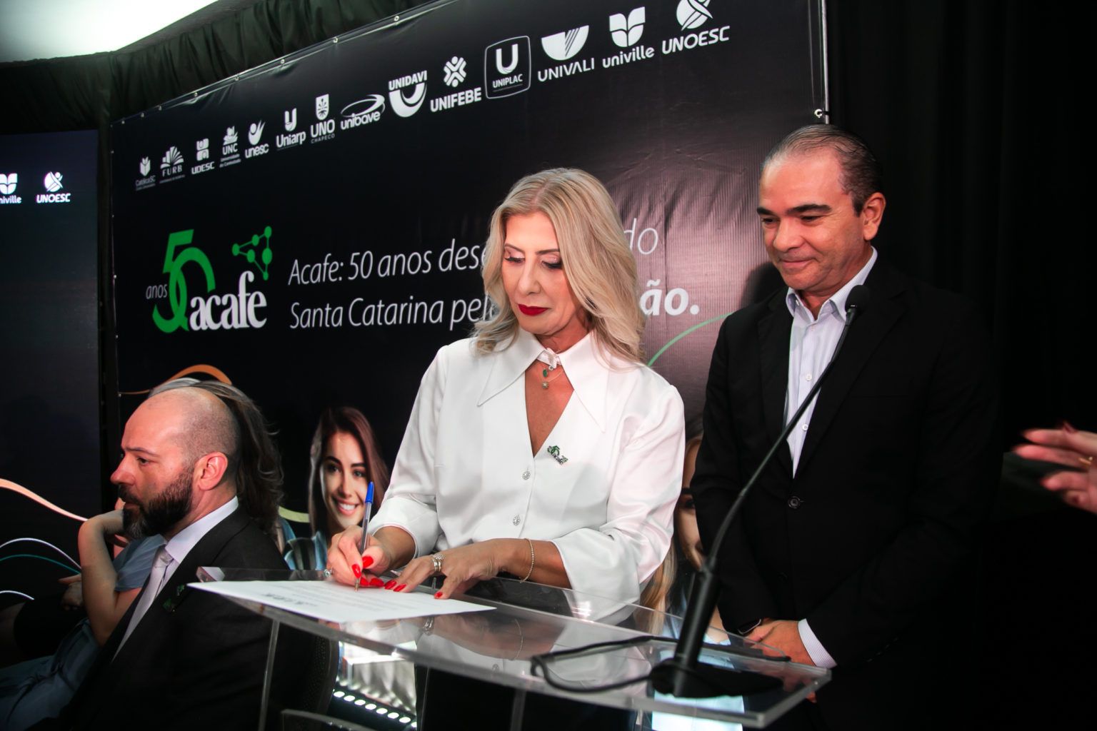 No registro, a Presidente Acafe a Magnifica Reitora Luciane Ceretta e o Presidente do Sistema LIDE Santa Catarina e Rio Grande do Sul, empresário Delton Batista | Foto: Divulgação 