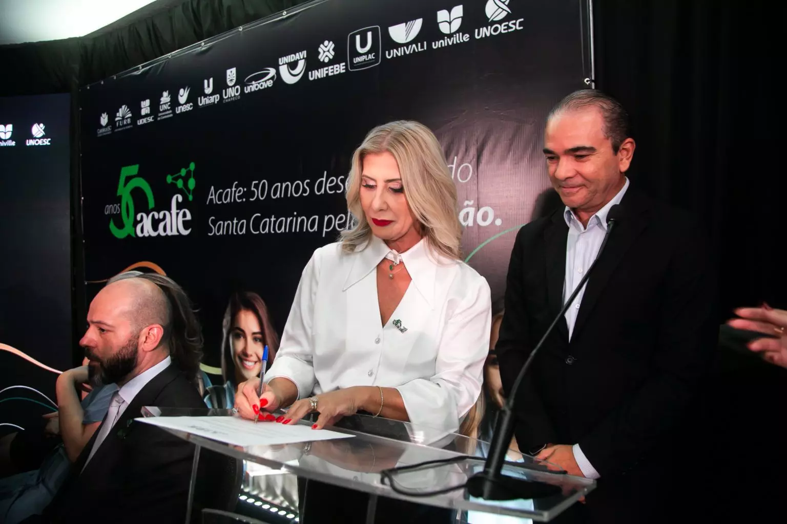 No registro, a Presidente Acafe a Magnifica Reitora Luciane Ceretta e o Presidente do Sistema LIDE Santa Catarina e Rio Grande do Sul, empresário Delton Batista | Foto: Divulgação 