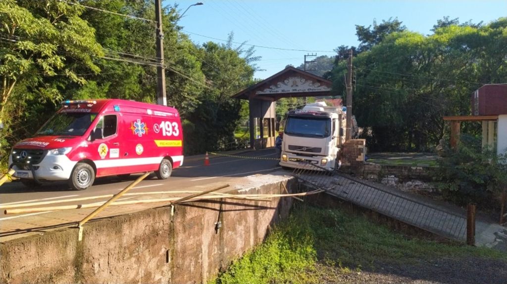 Homem que passeava com cachorro morre atropelado por caminhão descontrolado