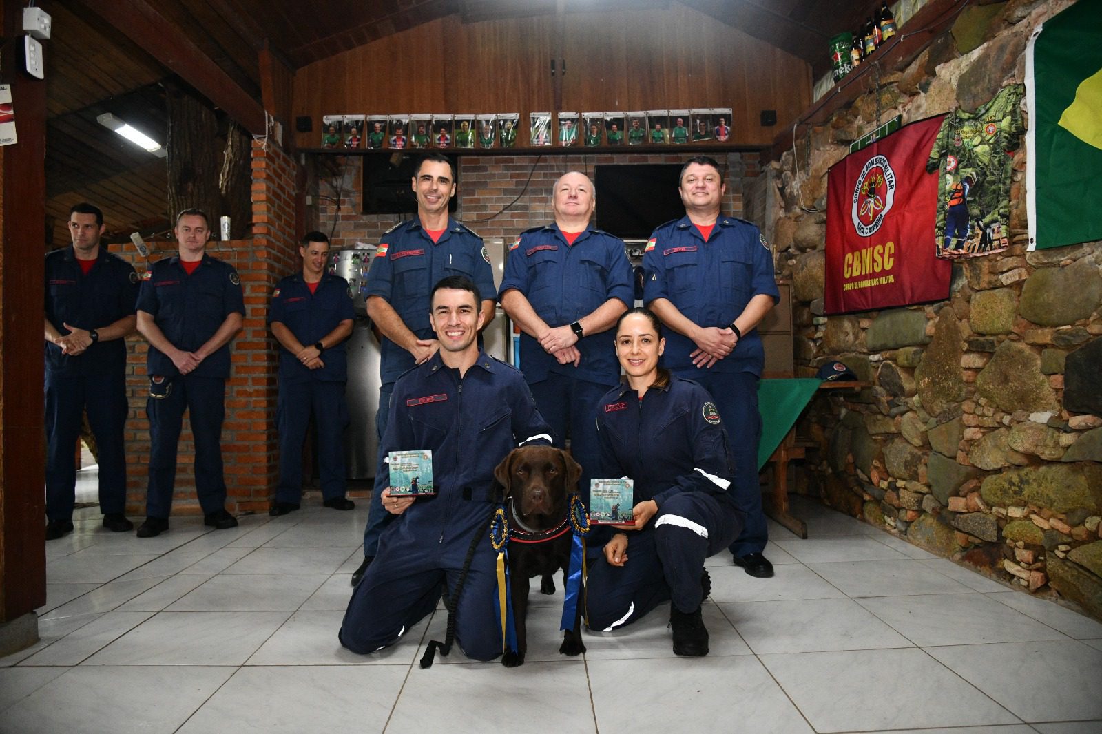 Labradora Magi do CBMSC de Xanxerê ganha certificação para atuar em ocorrências reais