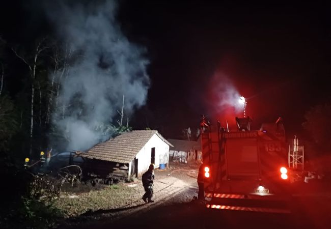 Incêndio destrói galpão agrícola e animais ficam queimados no Extremo-Oeste