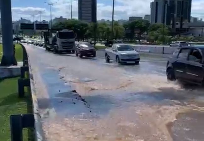 Rompimento de adutora deixa rua alagada na Capital; trânsito segue lento