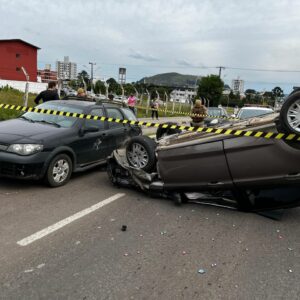 Motorista capota carro nesta segunda-feira em Lages | Foto: Handerson Souza/Rádio Clube de Lages