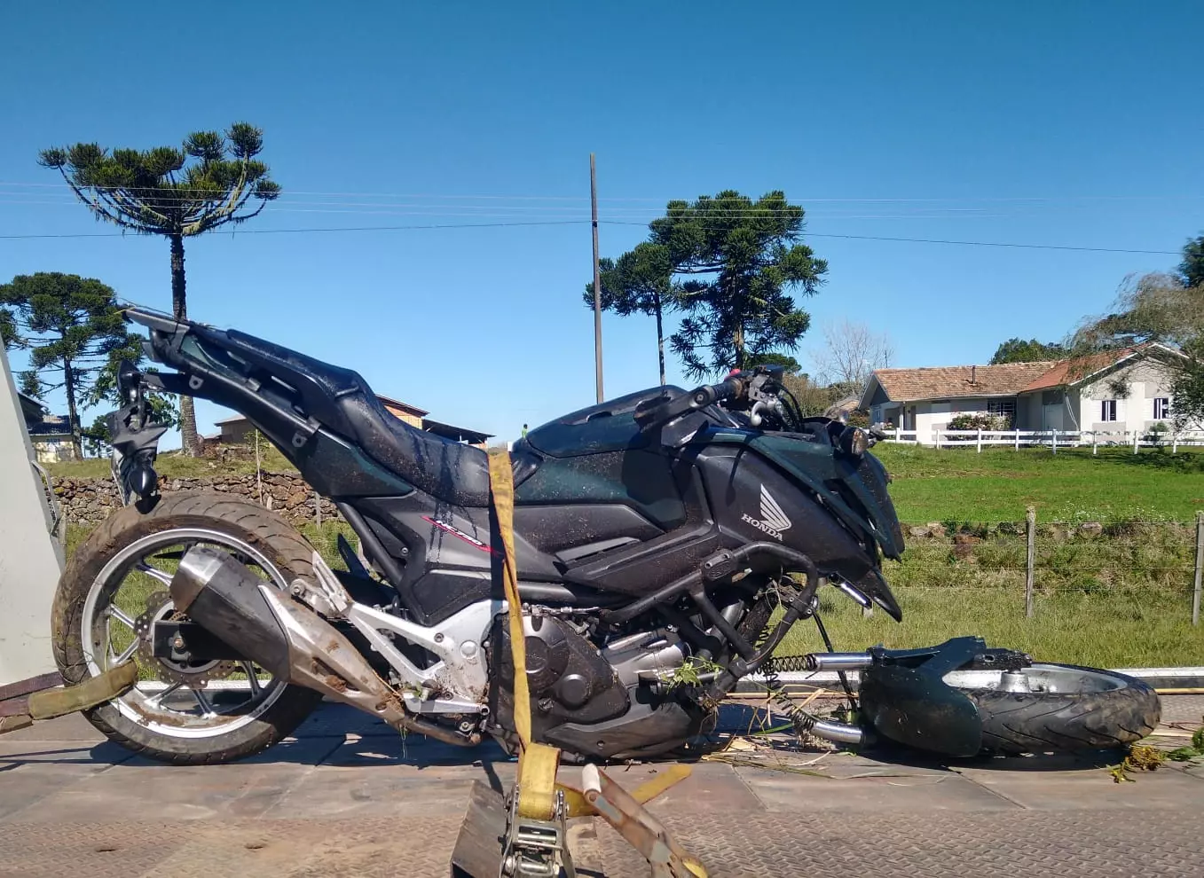 Motorista fica ferido após perder controle de motocicleta em São Joaquim | Foto: PMRv/Divulgação.