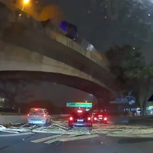 Caminhão bate em viaduto e derruba carga sobre carros; veja o vídeo