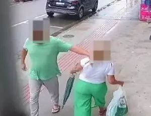 A mulher leva soco quando andava em calçada e acaba caindo em ria de Criciúma | Imagens: @amigos_de_criciuma / Cedido