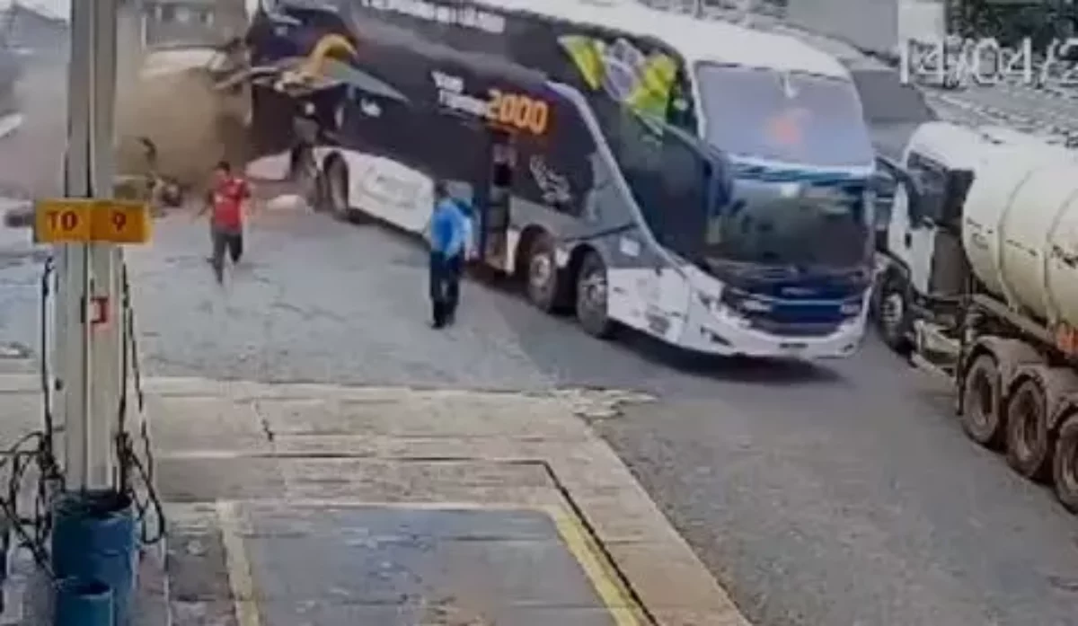 Ônibus invade posto de combustível e deixa 14 feridos; VÍDEO