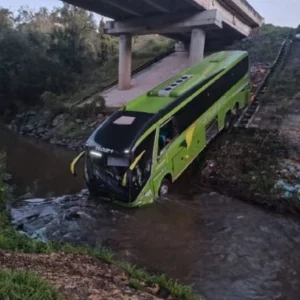Ônibus para dentro de rio