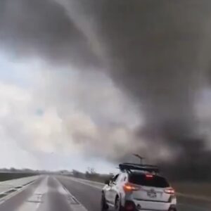 Tornados gigantes atingem cidades dos EUA e deixam rastro de destruição